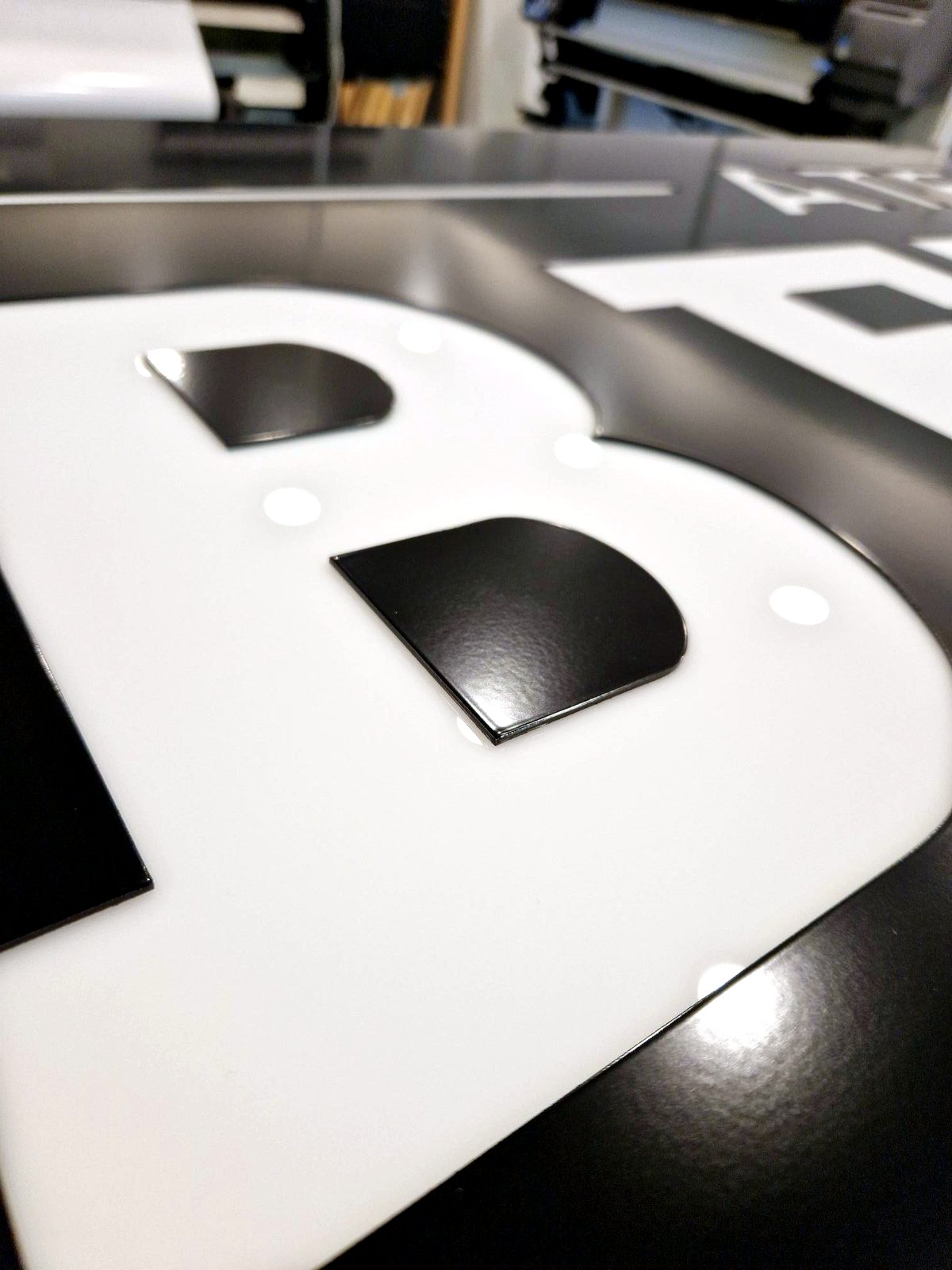 Détail lettres relief