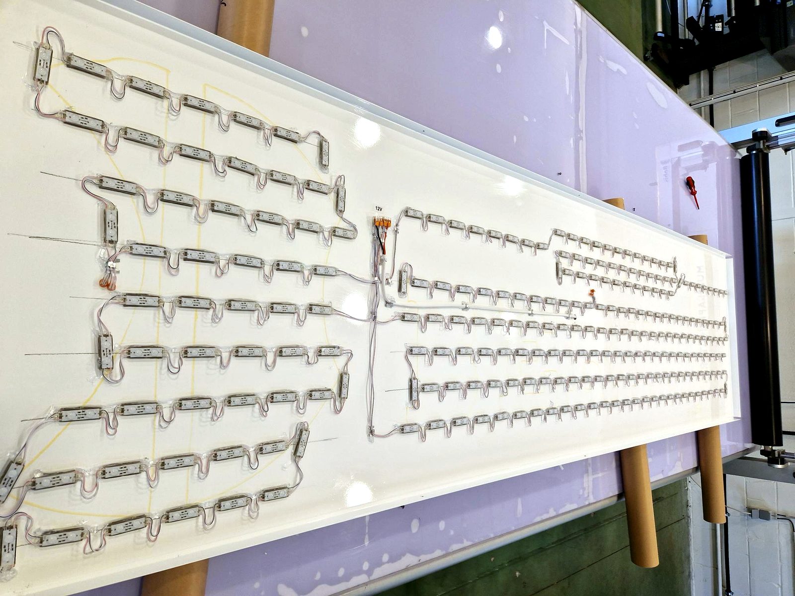 Dos d’enseigne avec éclairage LED