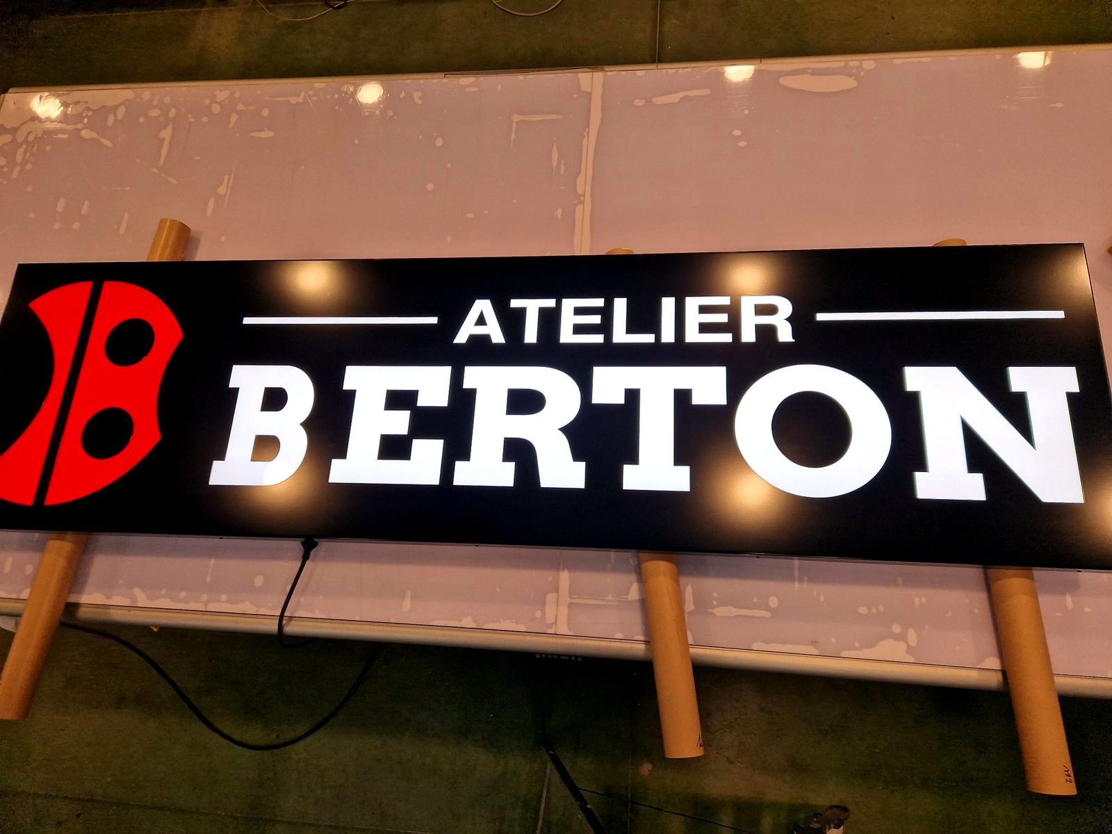 Enseigne lumineuse avec lettres relief