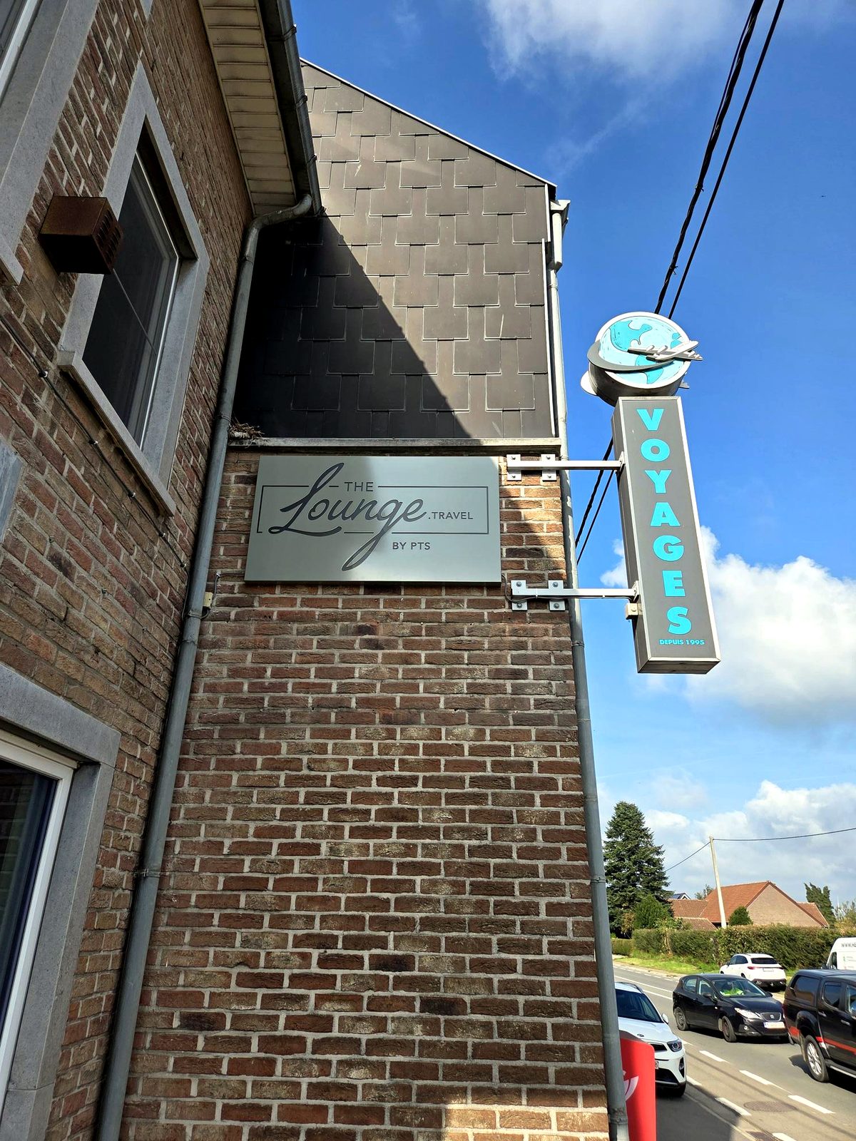 Enseigne murale et drapeau de jour